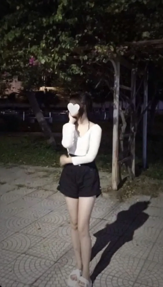 Ảnh gái mặc quần ngắn với giày búp bê mang phong cách dịu dàng và trẻ trung