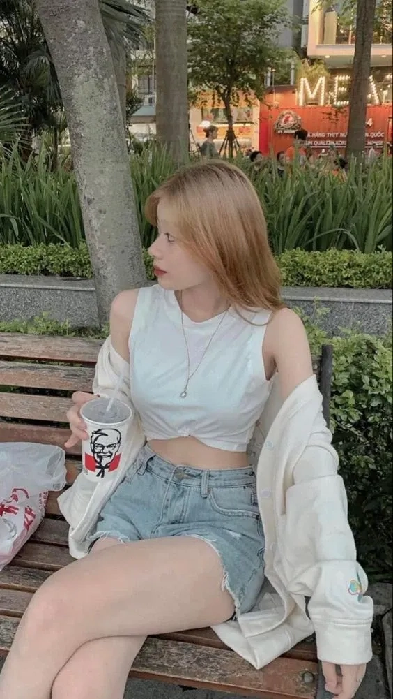 Ảnh gái mặc quần ngắn với áo khoác mỏng tạo nên nét đẹp nhẹ nhàng và tinh tế