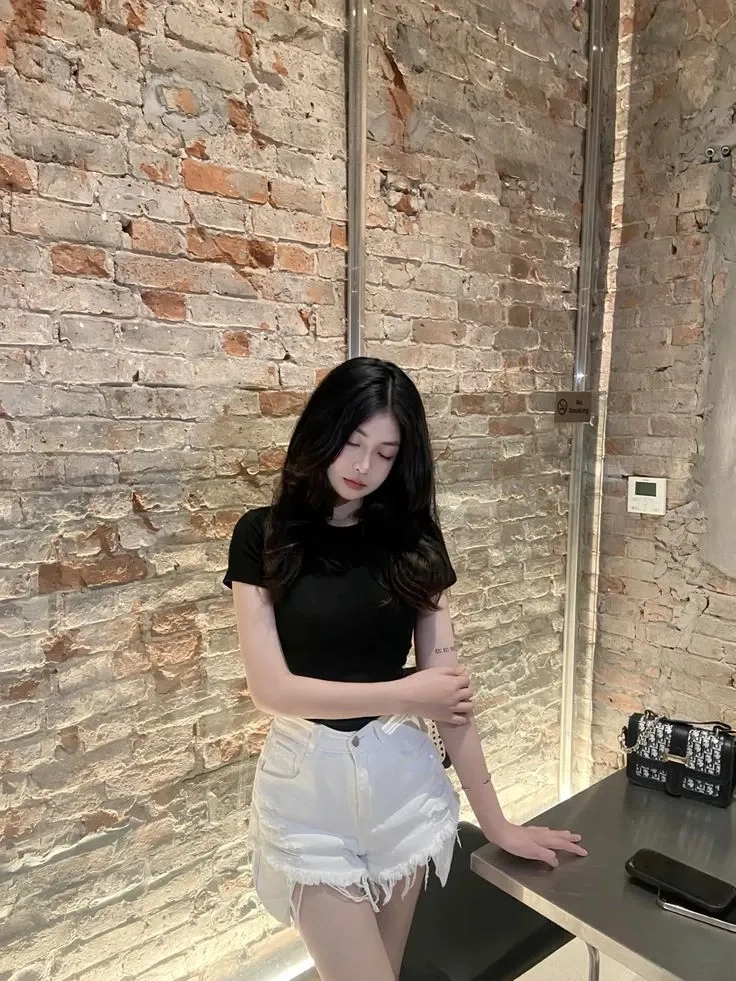 Ảnh gái mặc quần ngắn với áo thun thể hiện phong cách trẻ trung thoải mái