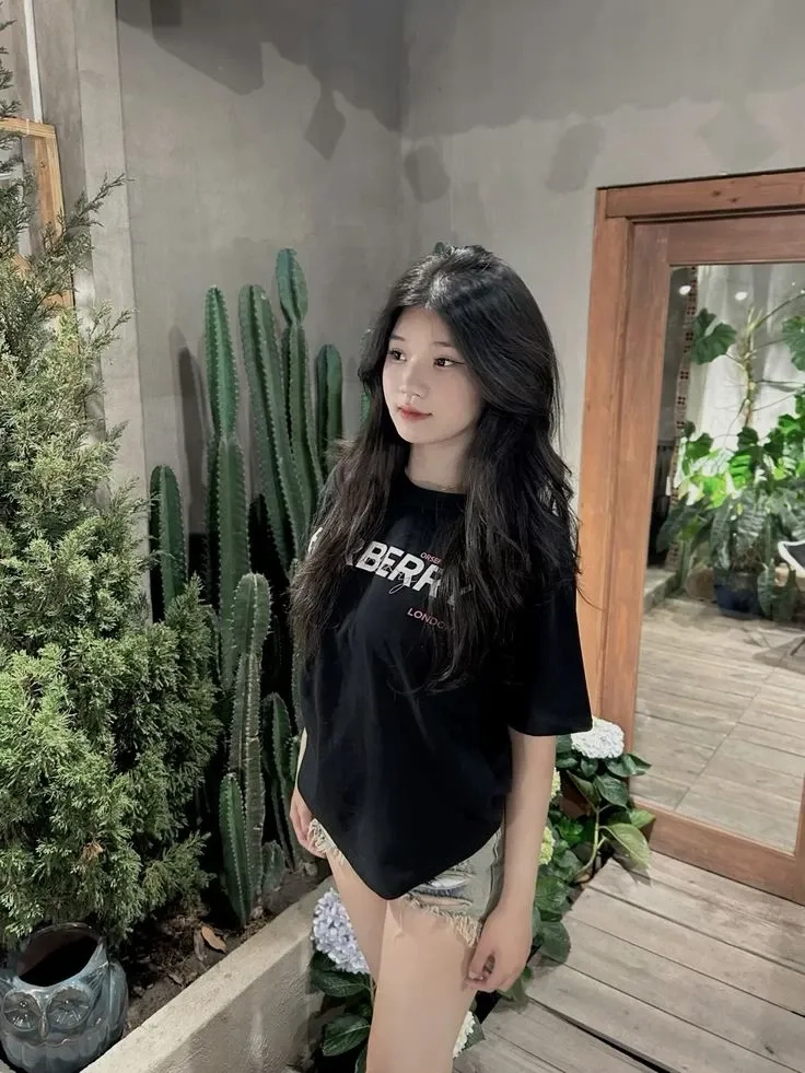 Ảnh gái mặc quần ngắn phong cách rock toát lên sự mạnh mẽ và nổi bật