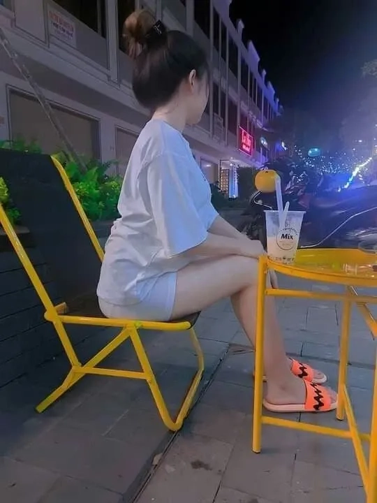 Ảnh gái mặc quần ngắn công sở làm nổi bật vẻ đẹp lịch sự và trang nhã