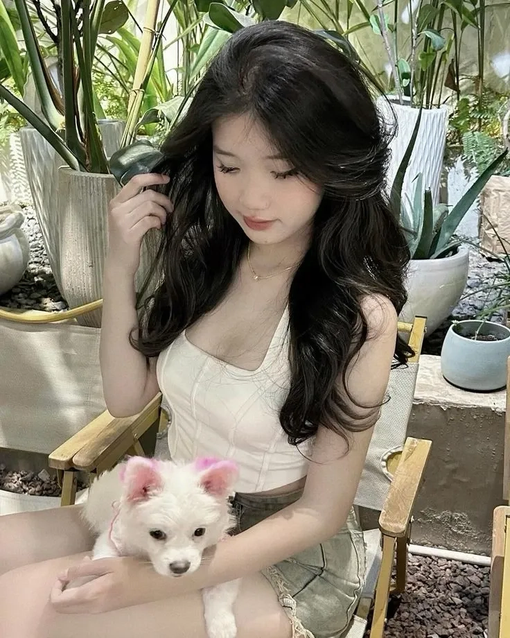 Ảnh gái mặc quần ngắn đi tiệc tạo cảm giác sang trọng và cuốn hút