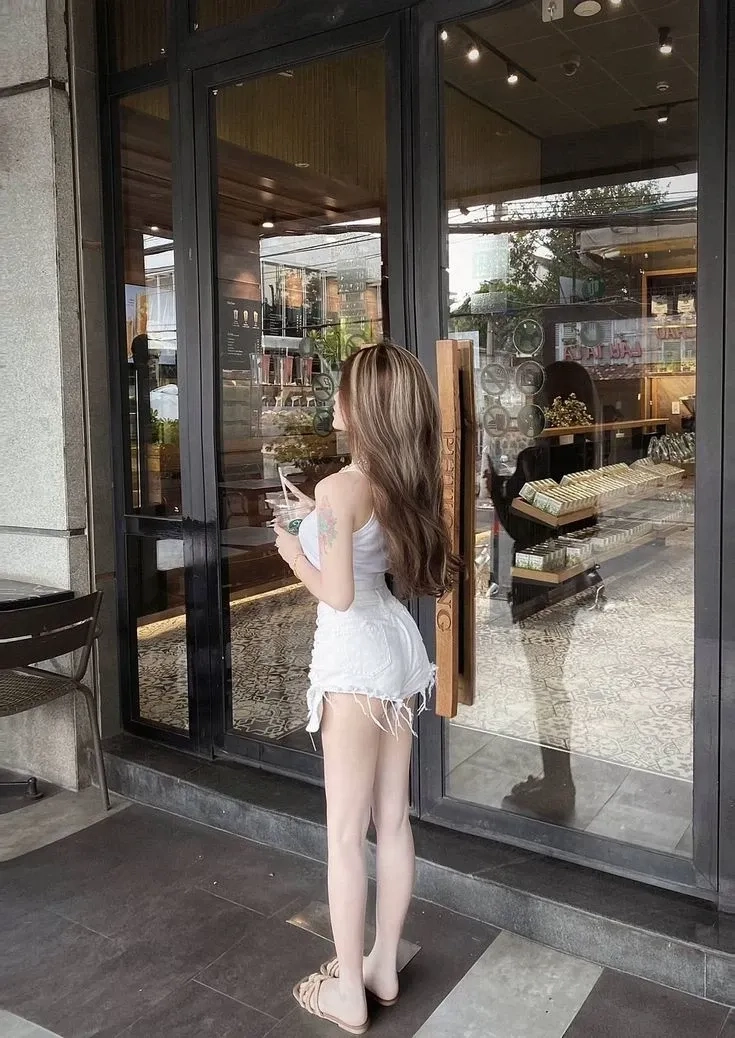 Ảnh gái mặc quần ngắn phong cách Nhật Bản thể hiện sự đơn giản thanh lịch