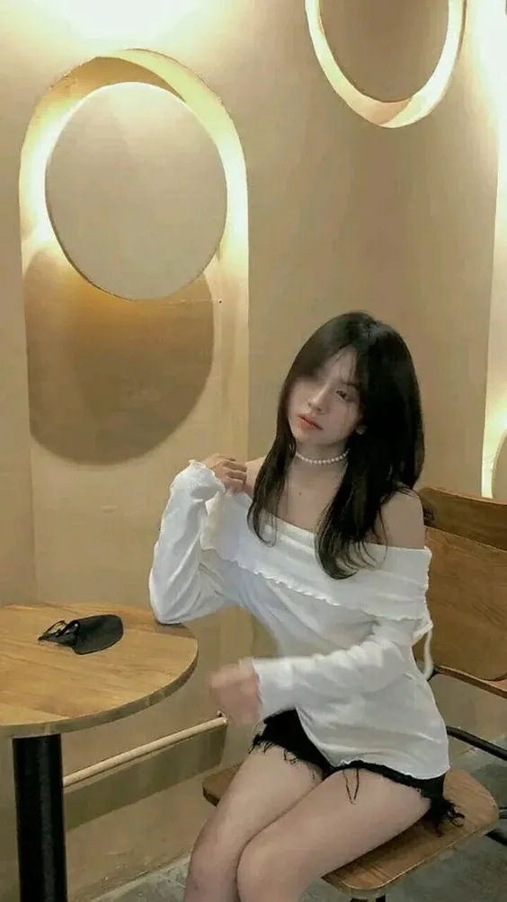 Ảnh gái mặc quần ngắn phối hợp phụ kiện làm nổi bật phong cách thời trang