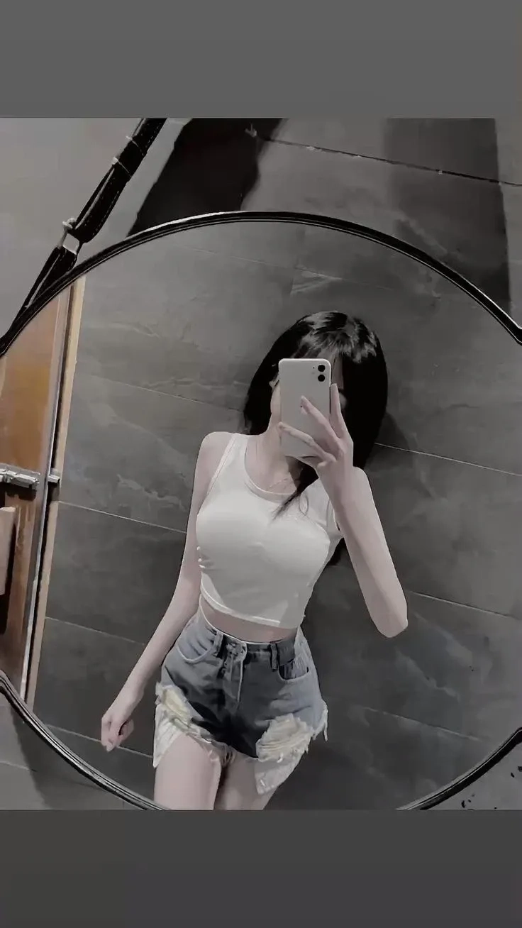 Ảnh gái mặc quần short mùa hè với phong cách tươi trẻ và sôi động