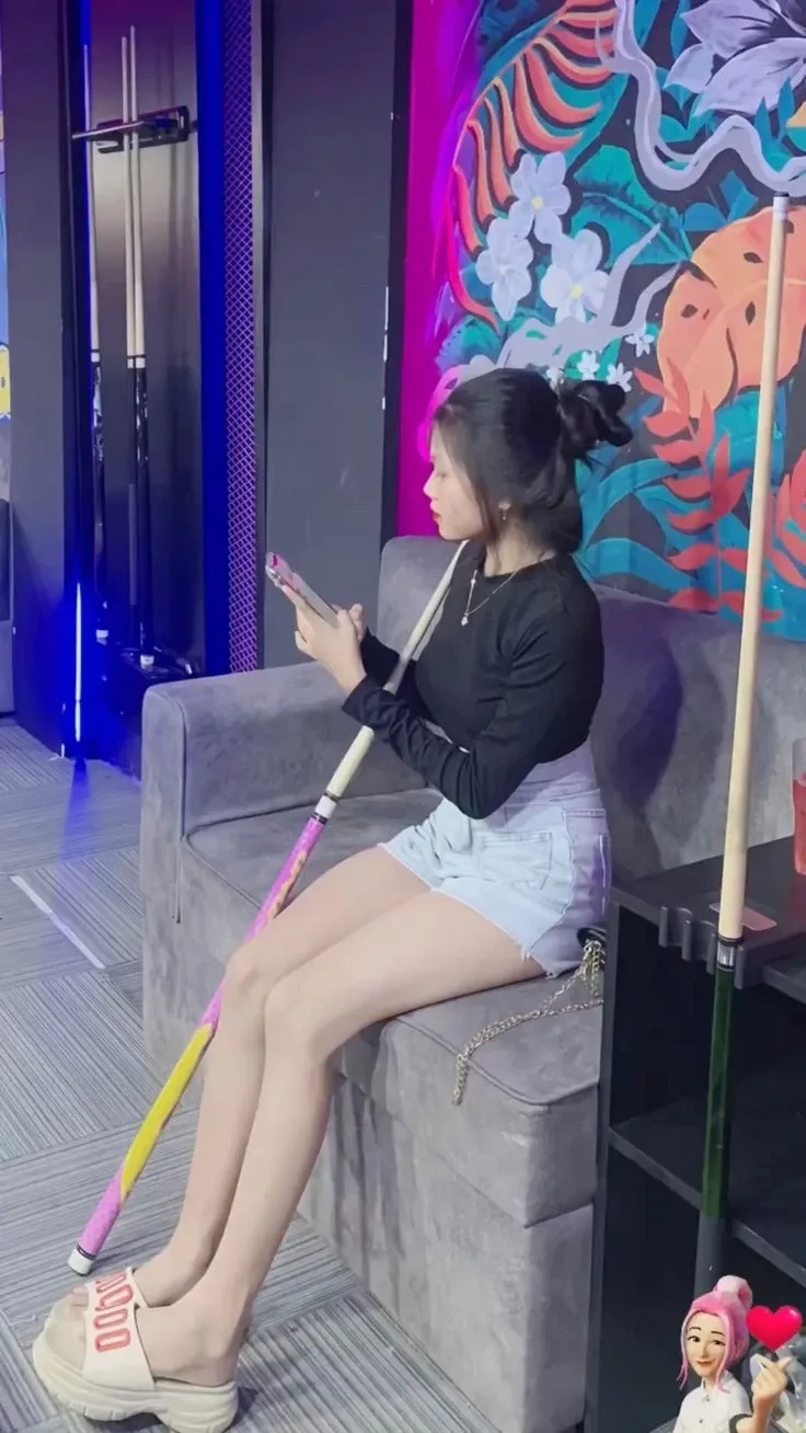 Ảnh gái mặc quần short đi làm với nét thanh lịch và hiện đại