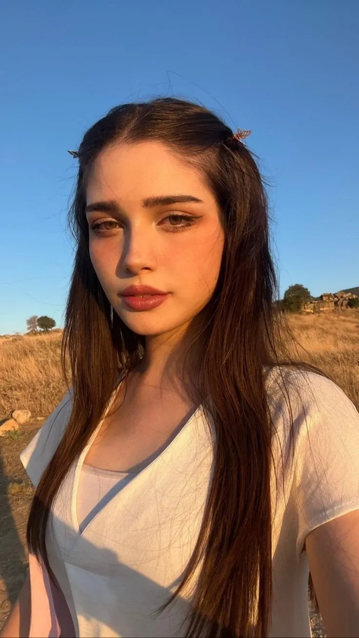 Ảnh hot girl Mỹ với bạn bè thể hiện sự thân thiện và năng lượng tích cực