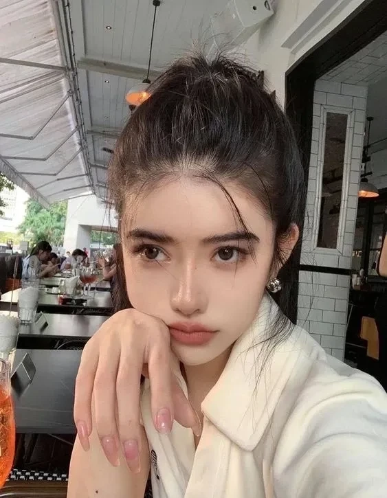 Ảnh người mẫu Tây catwalk thể hiện sự tự tin và chuyên nghiệp