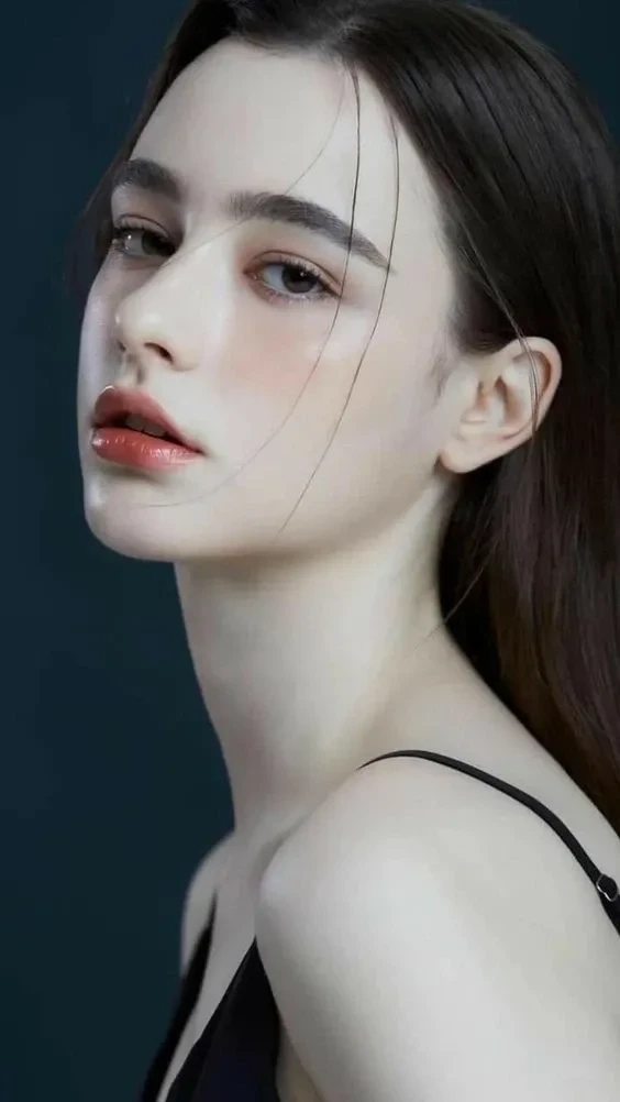 Hình ảnh phụ nữ Hà Lan xinh đẹp với ánh mắt sáng và dịu dàng