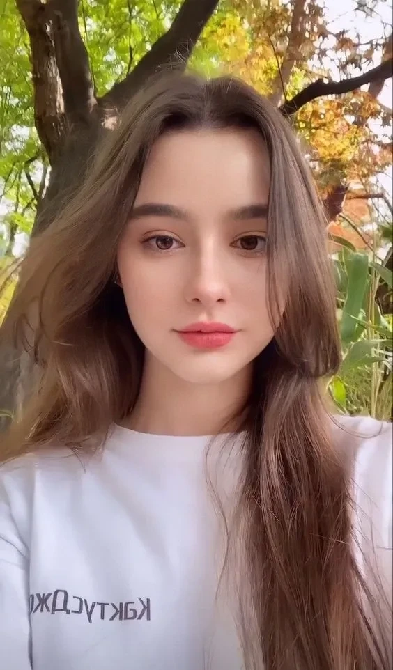 Ảnh gái Tây thời trang thể hiện phong cách hiện đại và tinh tế