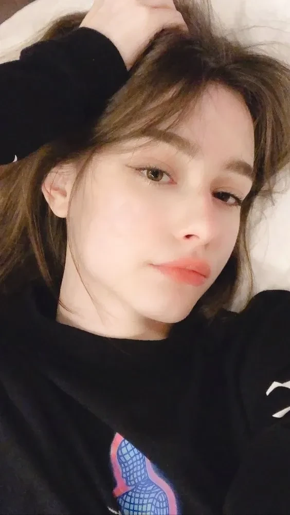 Hình ảnh phụ nữ Mỹ xinh đẹp với nụ cười rạng rỡ và tự tin