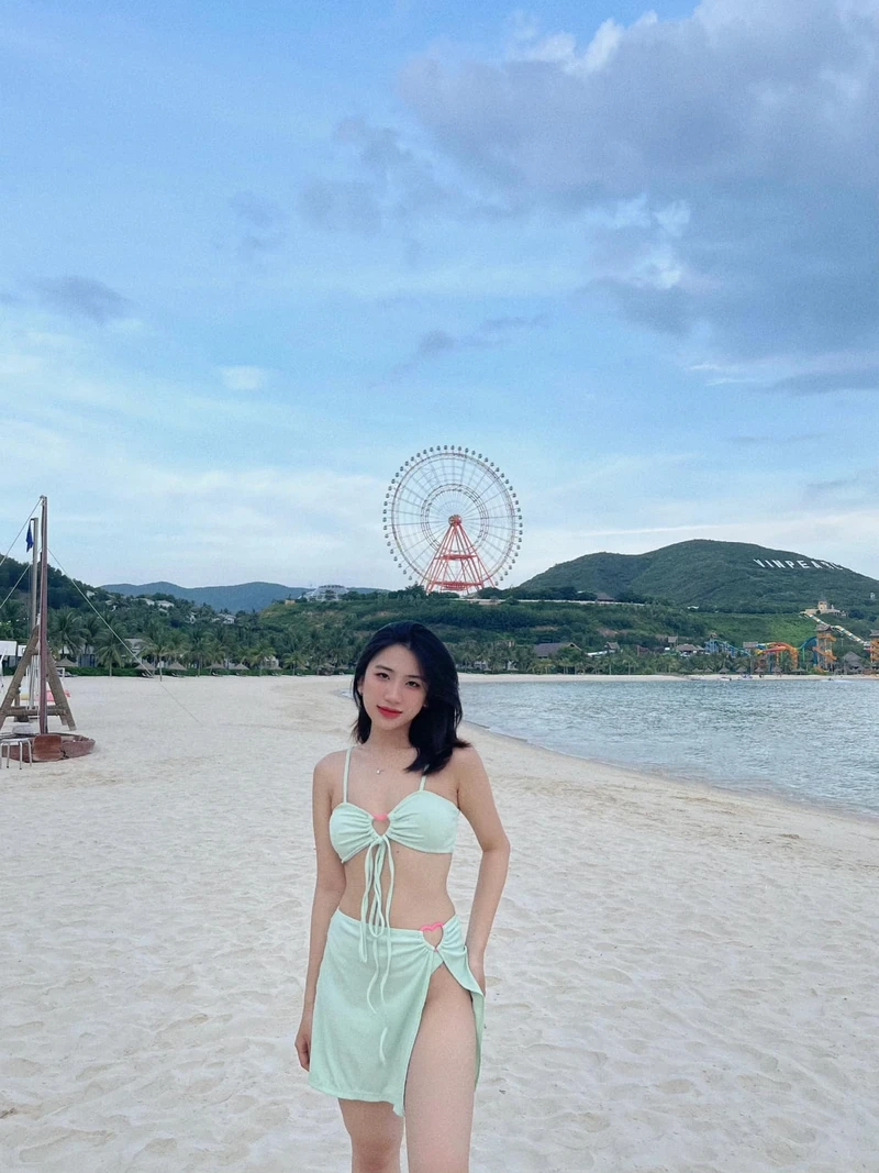 Gái xinh mặc bikini mỏng nổi bật với đường cong quyến rũ và cuốn hút