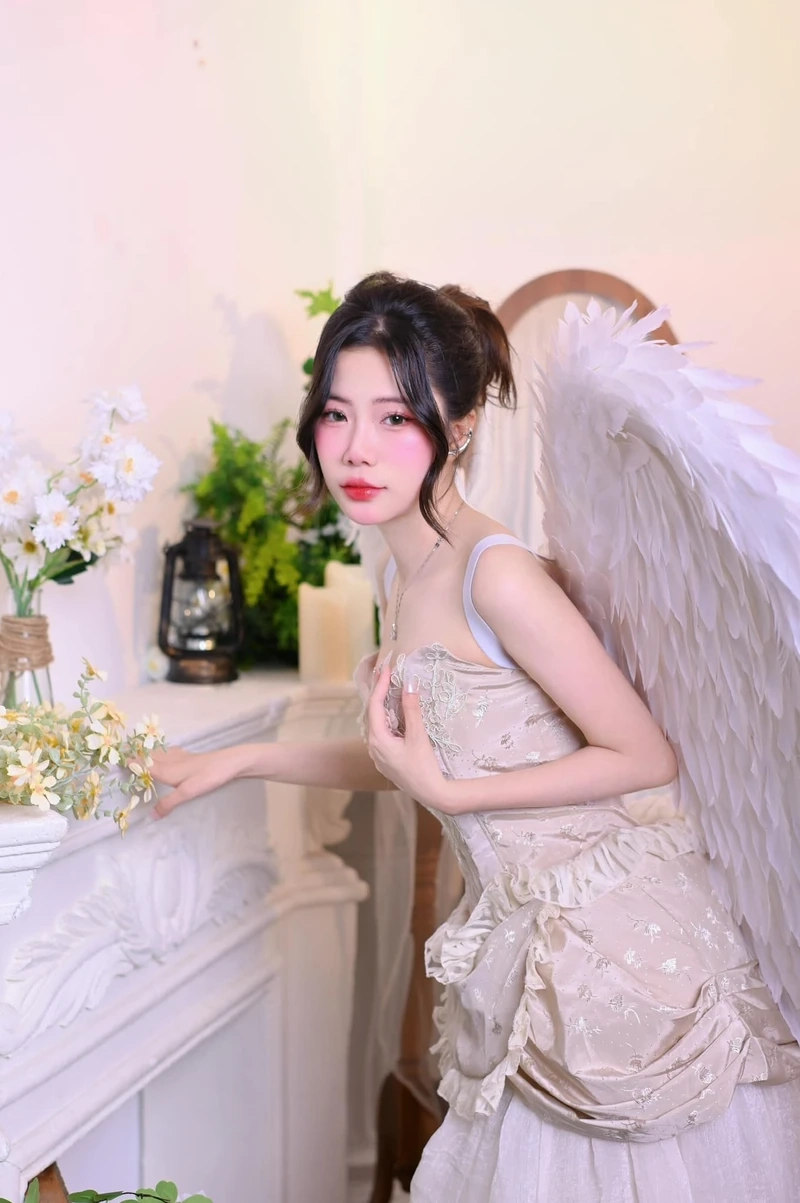 Gái đẹp 18 tuổi mang đến sức hút khó cưỡng