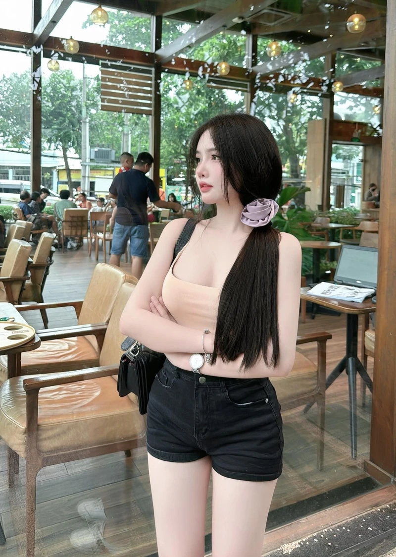 Hình gái xinh đeo mắt kính tóc dài che mặt mang sự bí ẩn