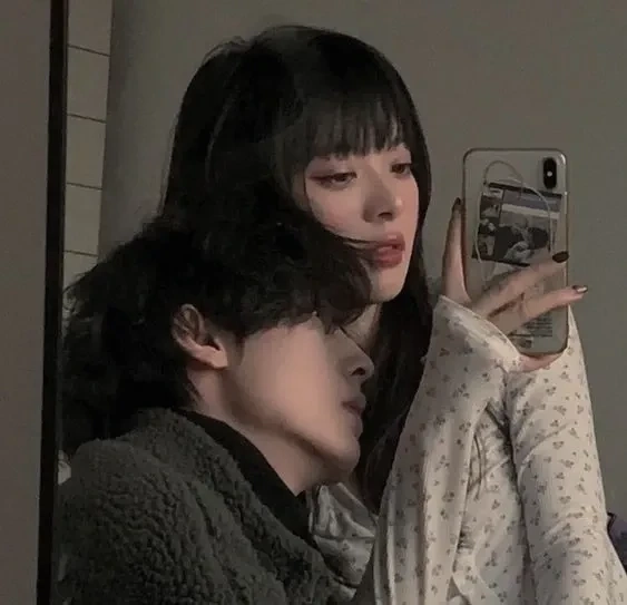 Hình ảnh tình yêu hạnh phúc với nụ cười rạng ngời trên khuôn mặt