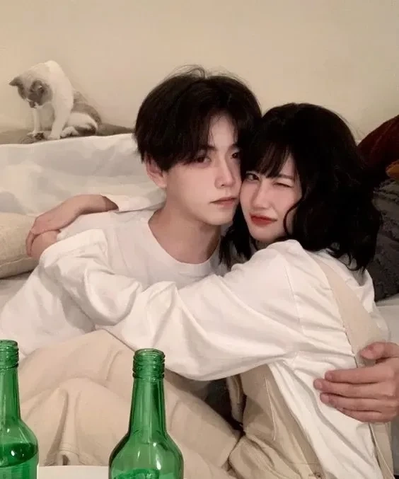 Hình ảnh tình yêu hoạt hình mang lại cảm giác vui tươi và đáng yêu