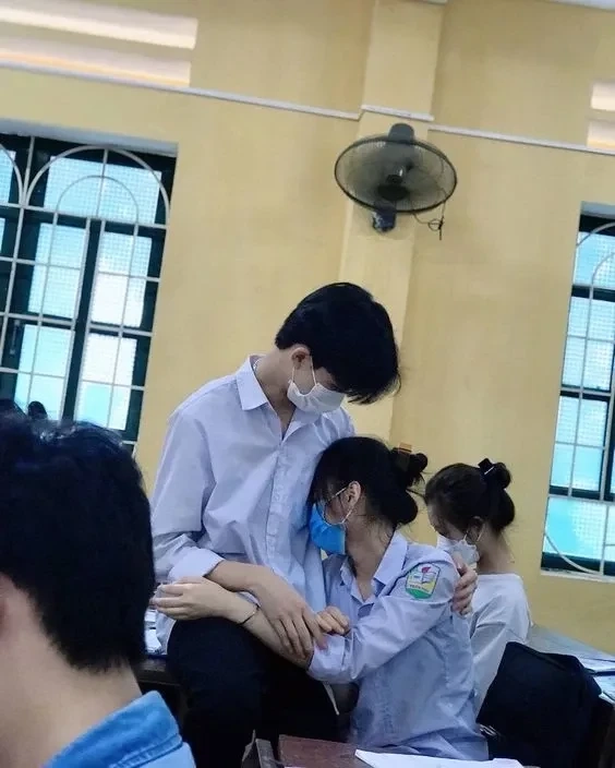 Ảnh đôi yêu nhau hạnh phúc với ánh mắt đầy yêu thương