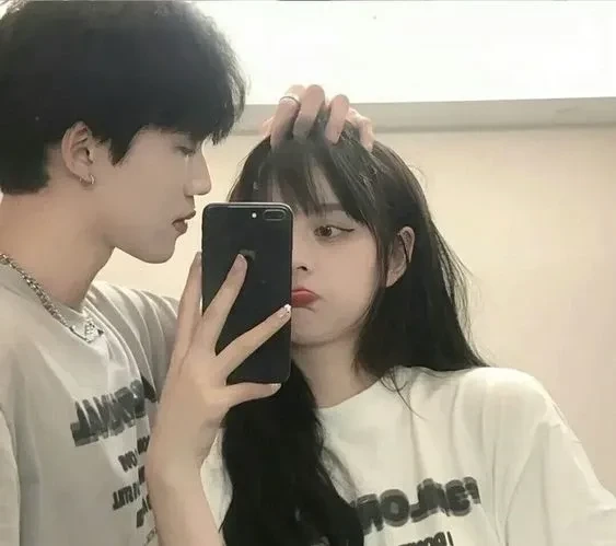 Hình nền cặp đôi hôn nhau ghi lại những giây phút ngọt ngào