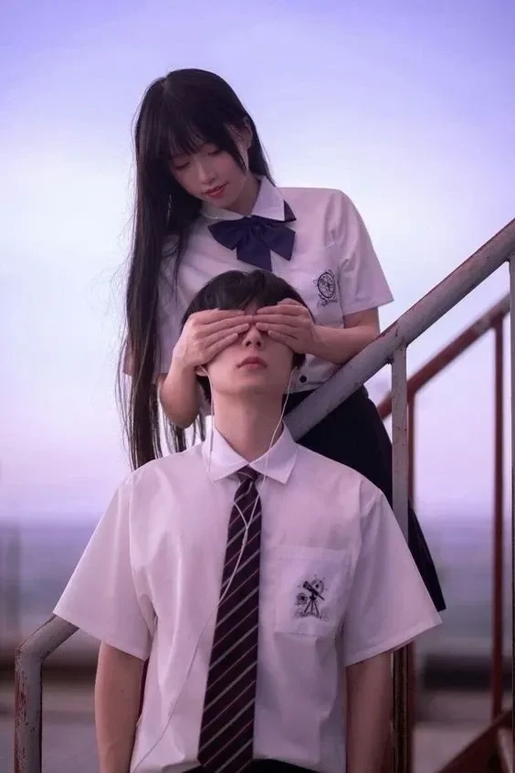 Hình nền cặp đôi ôm nhau với cảm giác ấm áp và yên bình