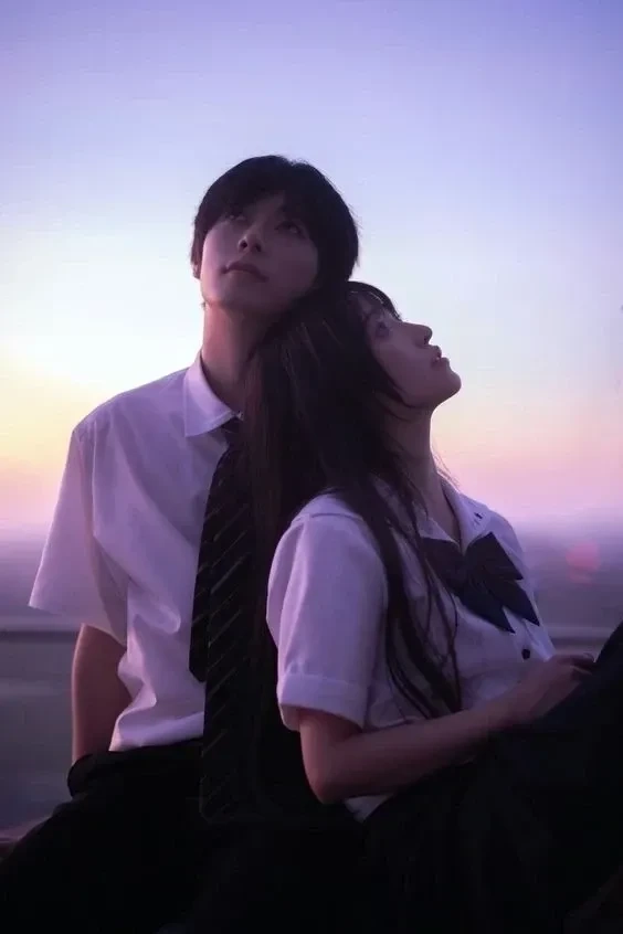 Hình ảnh cặp đôi hạnh phúc với nụ cười rạng rỡ trên môi