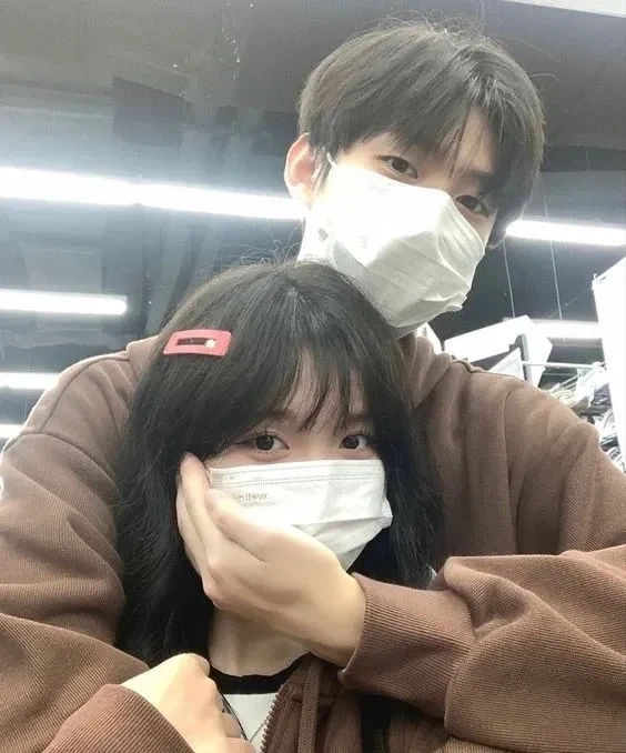 Hình ảnh cặp đôi chibi tạo cảm giác dễ thương và tinh nghịch