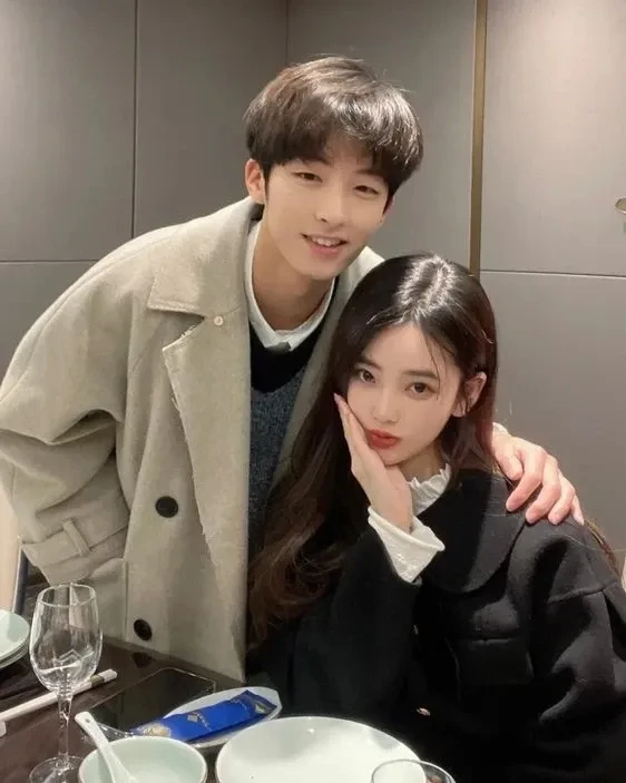 Ảnh đôi tình nhân lãng mạn thể hiện tình yêu ngọt ngào và sâu sắc