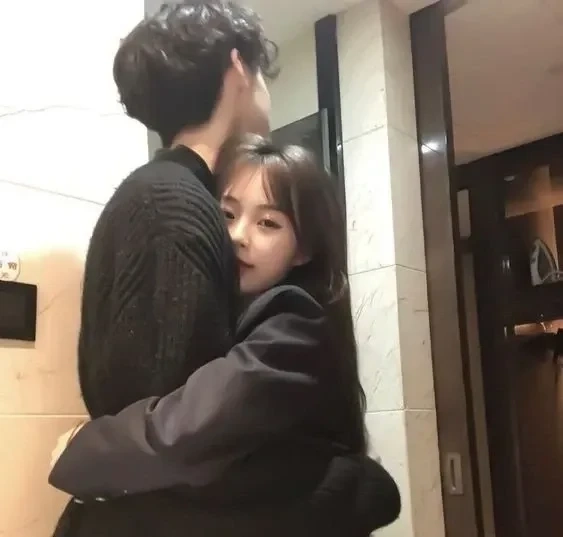 Ảnh đôi tình nhân hôn nhau thể hiện tình yêu mãnh liệt